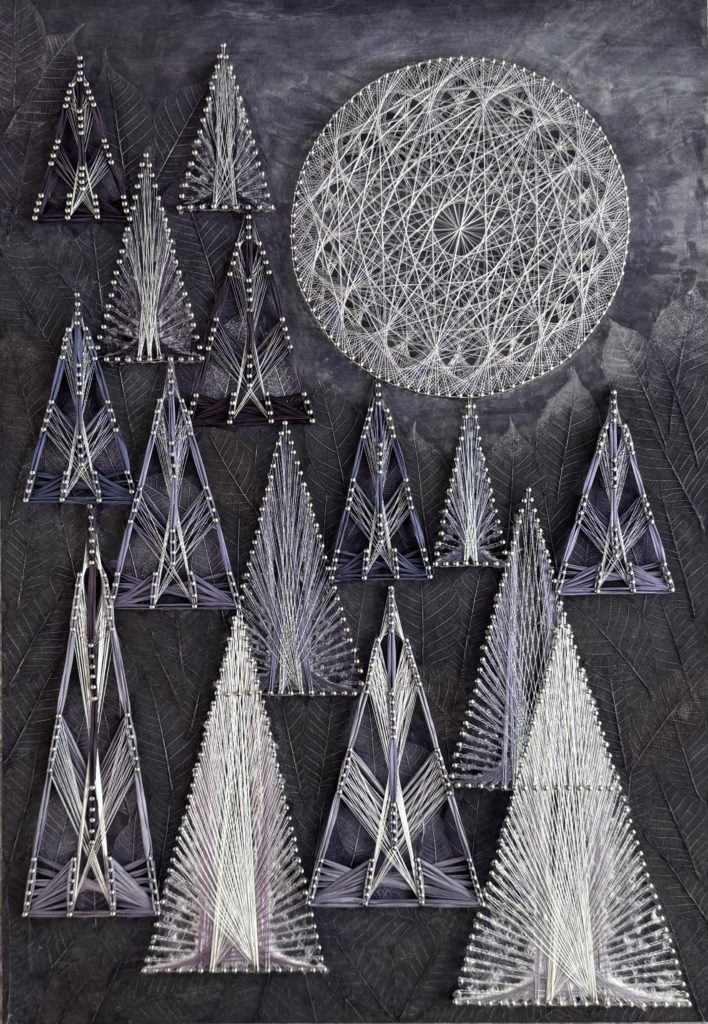 Claude Debussyのピアノ曲『Clair de lune』から着想を得ました。冬の冷たい森に、物悲しい旋律が聴こえてくる・・美しく輝くお月さまと森の木々が仲良く囁きあっている・・・そんな情景をイメージしています。